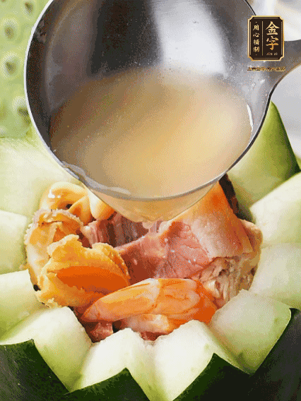 煮好后，盛入冬瓜盅。放入鍋中，可繼續(xù)燉煮，越燉越有味
