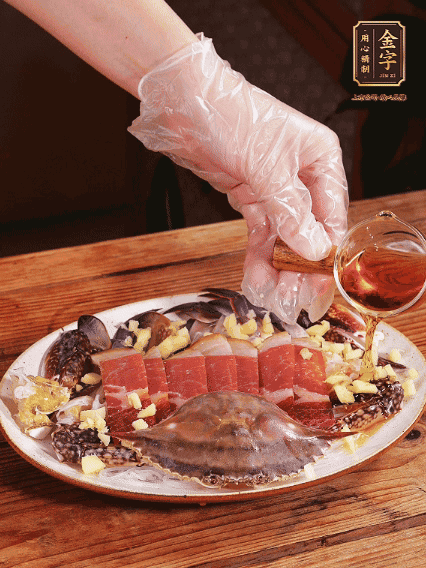 冷水上鍋蒸12分鐘（具體看蟹的大?。?，最后撒上蔥絲、澆上熱油即可