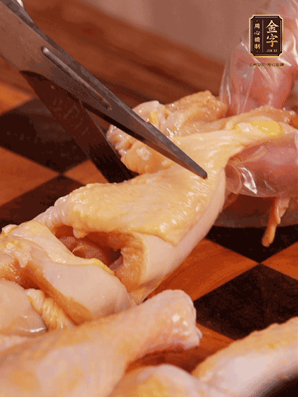 土雞處理干凈，切成大塊，加蔥姜、花雕酒、鹽腌制10分鐘