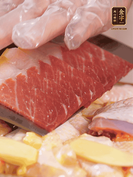 碼上金字火腿片，上鍋蒸足40分鐘