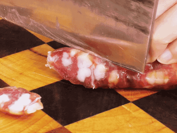 香腸少油煸出香味，下南瓜、板栗、香菇翻炒。2勺生抽、1勺老抽、1勺蠔油、1勺鹽、半勺糖調(diào)味