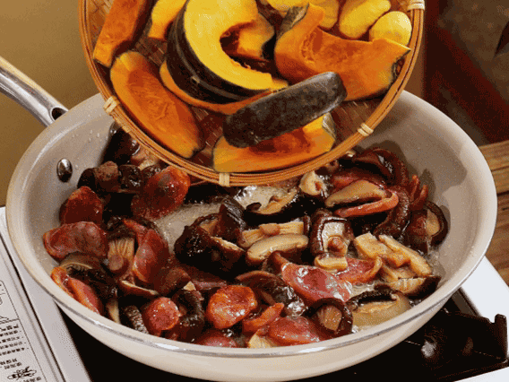 清洗好的大米放入電飯鍋，加裹滿(mǎn)醬汁的食材，再加剛好沒(méi)過(guò)食材的水，攪拌一下