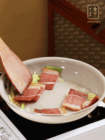 熱油下鍋，火腿、蔥姜蒜煸出香味備用