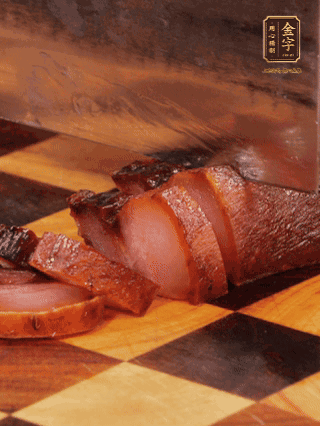 金字醬肉，煮熟切條；蓮藕去皮，切成條狀，焯水2分鐘