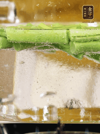 豆角切成段，加油焯水1分鐘