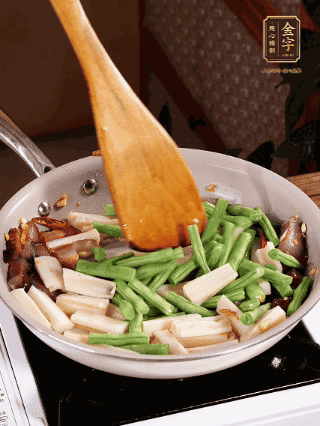 加少許生抽、蠔油、料酒、雞精調(diào)味，少許清水燜2分鐘，炒至豆角皺皮即可