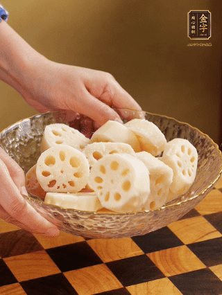 蓮藕洗凈削皮，切大塊，用鹽、糖腌制30分鐘。