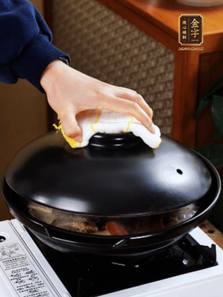 大火燒開，大火煮10~15分鐘。放入切好的豆腐，再煮5分鐘