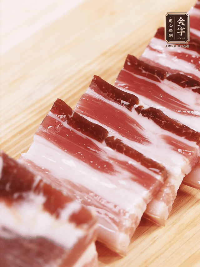 金字淡咸肉切厚片；金字淡咸肉、仔排加蔥姜、料酒焯水3分鐘，溫水洗凈。