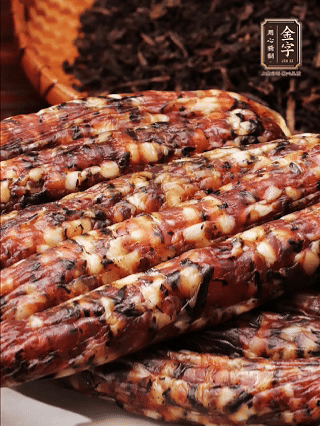 金字土香腸、金字梅干菜香腸、金字醬肉，切片