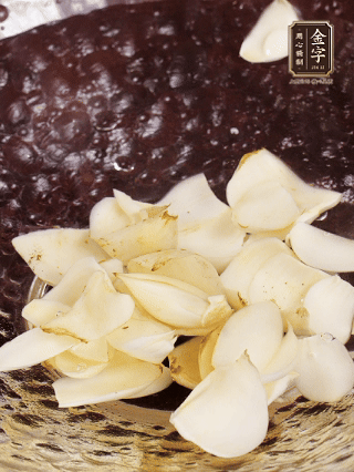 大蒜、生姜、紅蔥頭處理成粒。青辣椒切碎