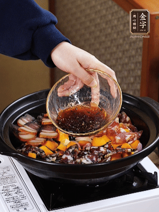 姜、蒜、蔥頭粒煎香，倒入南瓜，煎至兩面焦香