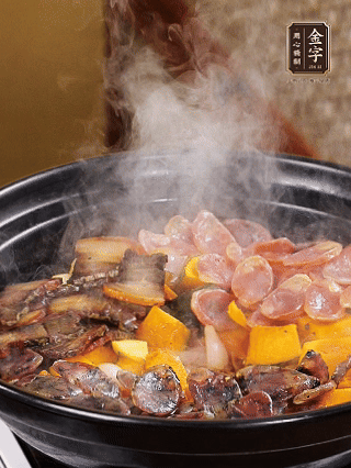 關(guān)火鋪上土香腸、梅干菜香腸、醬肉，加生抽、清水、黑胡椒粉調(diào)成的料汁，中火焗5分鐘