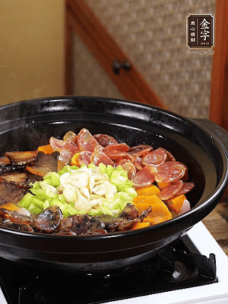 中間放入百合，圍一圈青椒碎，小火再焗2分鐘