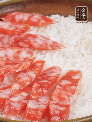 砂鍋加入半勺豬油、半勺花生油抹勻，倒入絲苗米，加水沒過大米一指高，蓋蓋大火煮至水分微干