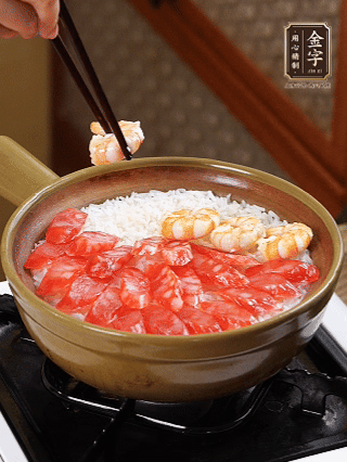 開蓋戳幾個(gè)洞均勻受熱，鋪臘腸、蝦仁，蓋蓋小火煮5分